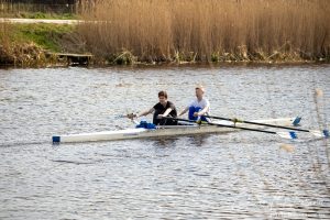 Asserroeiclub aan het trainen