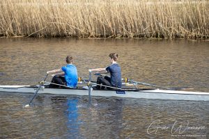 Asserroeiclub aan het trainen