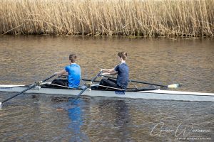 Asserroeiclub aan het trainen