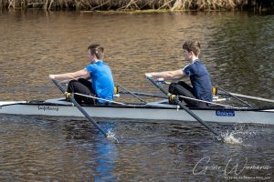 Asserroeiclub aan het trainen