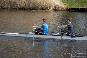 Asserroeiclub aan het trainen