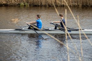Asserroeiclub aan het trainen