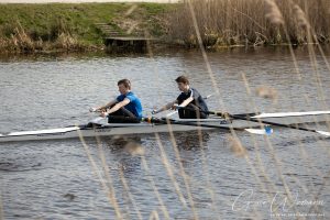 Asserroeiclub aan het trainen