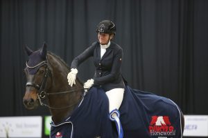 05 Laura Zwart streelt haar paard ZAV Lumen Jackson bij de huldiging: Foto Mariol Middel